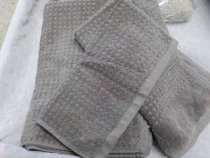 lot 91 image: 3 pc Madison Park Towel Set new fr...