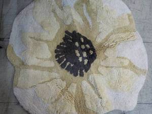 lot 95 image: Decorative Bath Rug new from JCPen...