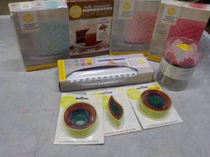 lot 132 image: Fondant, Icing Comb Set, Cutters an...