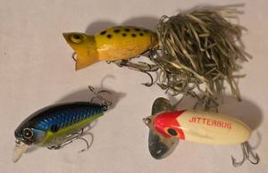 lot 300K image: LL-FR - Lot of 3 Vintage Fishing Lures - Lunkerhunt 2.25in, Jitterbug, Hula Popper 4in