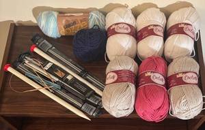 lot 62R image: O - Assorted Yarn and Knitting Needle Set
