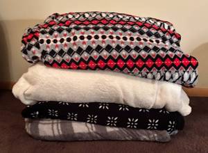 lot 96R image: BR1 - Collection of 4 Warm Fuzzy Blankets Assorted Patterns