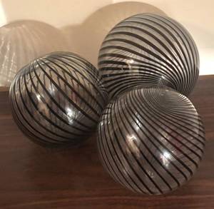 lot 102R image: O - Set of 3 Decorative Black Swirl Glass Balls