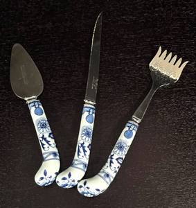 lot 220R image: K - Sheffield England Blue and White Porcelain Handle Serving Utensil Set