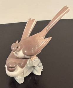 lot 242R image: LR - Lladro Porcelain Bird Figurine