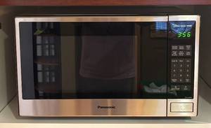 lot 263R image: K - Panasonic 1100W Stainless Steel Microwave Oven Model NN-SU686S