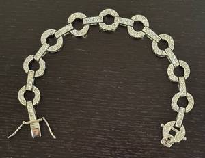 lot 364R image: K - Dazzling Link Bracelet with Sparkling Accents