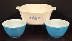 lot 366R image: K - Vintage Corning Ware 2.5 Qt Casserole Dish and 2 Vintage Blue Pyrex Mixing Bowls