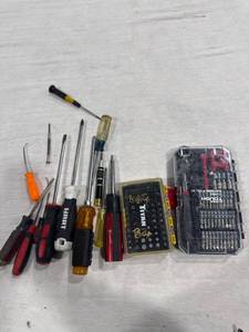 lot 1026 image: Assorted Screwdrivers & Bit Sets