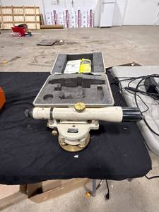 lot 1032 image: Berger Instruments Dumpy Level