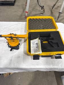 lot 1042 image: Berger 300LP Transit Level