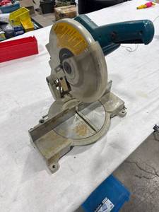 lot 1075 image: Makita 10-inch Miter Saw