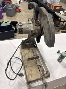 lot 1076 image: Black & Decker Chop Saw