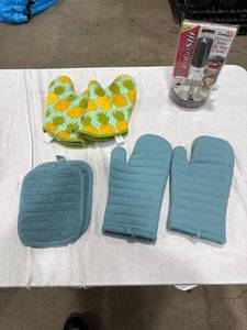 lot 1121 image: Kitchen Mitts, Pot Holder, RoboStir