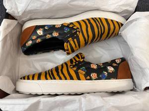 lot 15 image: Womens Coach Sneakers - 7.5M