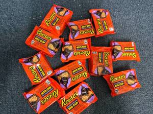 lot 235 image: 12 ReeseS Chocolate Lava Big Cups