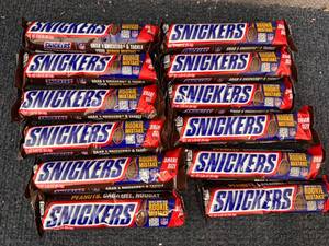 lot 236 image: 12 Snickers Candy Bars
