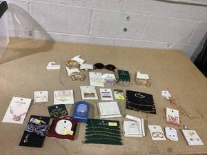 lot 458 image: LOT OF Miscellaneous AcessoriesJewlery