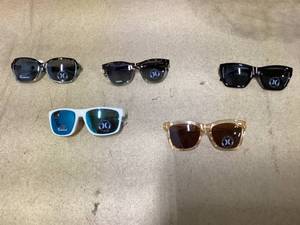 lot 92 image: LOT OF 5 Hurley Sunglasses
