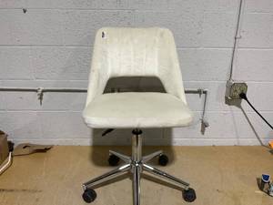 lot 331 image: Modern Mid Back Office Chair with Velvet Fabric