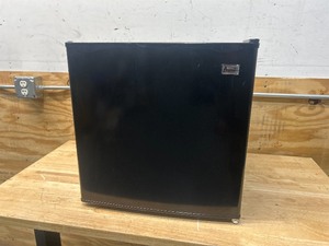 lot 24 image: Avanti Compact Refrigerator RM16J1B