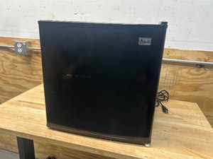lot 25 image: Avanti Compact Refrigerator RM16J1B