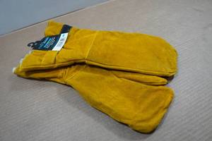 lot 5 image: Hand Armor BOA Lined Cowhide Snowmobile Mittens - XL