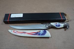 lot 15 image: Bald Eagle Theme Collector Knife