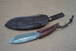 lot 16 image: Carbon Steel Feather Weight Hunting Knife