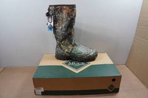 lot 34 image: Muck Boots Mens Arctic Ice XF Grip Boots - Size 14