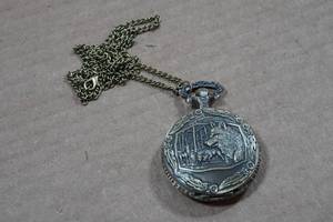 lot 112 image: Vintage Bronze Look Wolf Head Pocket Watch with 18 Chain