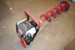 lot 1Q image: Eskimo Mako 43cc Gas Ice Auger - 8 Quantum Bit