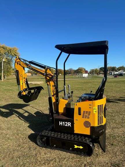 lot 3 image: CFG H12R Mini Excavator