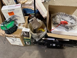 lot 40 image: Lot of assorted Lightning various models and conditions customer return review pictures