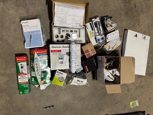 lot 42 image: Lot of assorted plumbingbath items and accessories customer returns see pictures