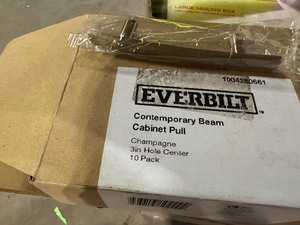 lot 72 image: Everbilt Conteporary Beam Cabinet pull Champagne 10 PK
