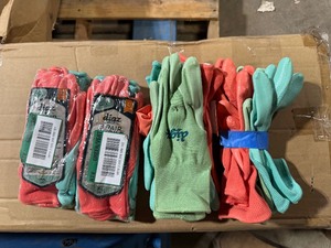 lot 78 image: Lot of Assorted Digs Garden Gloves
