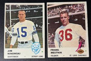 lot 92A image: 2-Card 1961 Fleer Vintage Football Card Lot�