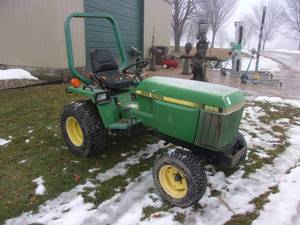 lot 1 image: John Deere 855 Deisel Compact Utility Tractor (RUNS)