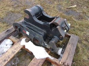lot 21 image: Bobcat 442 Excavator Manual Pin Grabber Quick Change