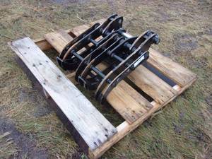 lot 25 image: 15 Mini Excavator Grapple Attachment (UNUSED)