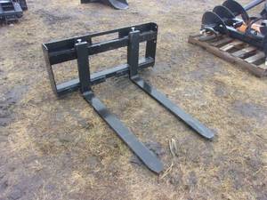 lot 27 image: Wolverine Skidsteer 42 Pallet Forks (UNUSED)