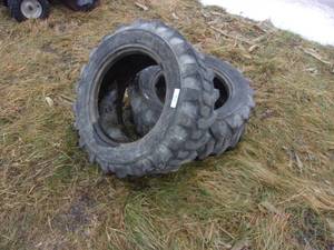 lot 32 image: Pair of 10-16.5 Skidsteer Tires