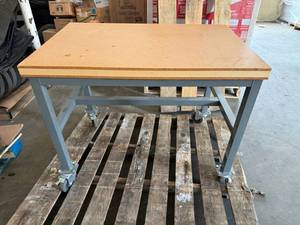 lot 29 image: 36x 24x29 Table on Castors