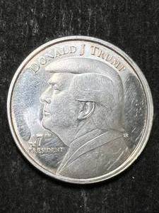 lot 52 image: 1 TROY OZ .999 FINE SILVER DONALD TRUMP ROUND