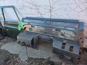 GREEN FRONT RIGHT DOOR AND BULKHEAD FOR DEFENDER