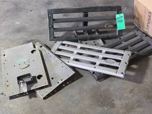 PAIR OF DEFENDER REAR QUARTER PANEL LIGHT HOUSINGS AND THREE LAND ROVER DISCOVERY FRONT GRILLS