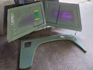 PAIR OF DEFENDER DOORS AND FRONT WING PANEL IN CLASSIC HERITAGE GREEN&nbsp