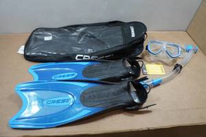 lot 61 image: Cressi Adult Rondine Palau Fin Snorkel Set - Fin Size XSS