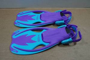 lot 67 image: Cressi Kids Snorkel Fins - Size SM